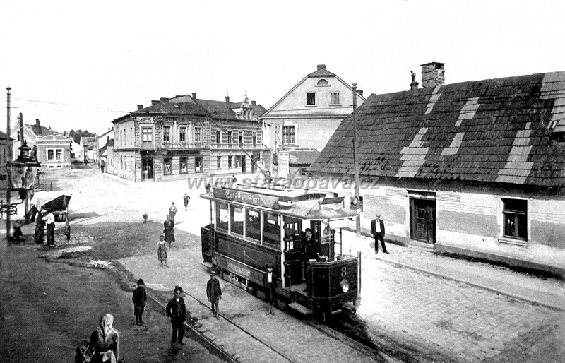 ratiborska (7).jpg - Tramvaj před křižovatkou ulic Ratibořská, Černá a Hálkova. |Fotografie kolem roku 1910.